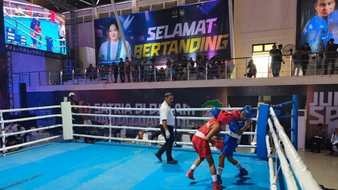 Final kelas 40 kg kategori Men's School antara Ishack Timothy R Masihor (sudut merah) asal Sulsel menang abandon atas petinju Sulbar Akbar Armin di ronde ke-2