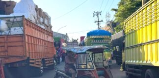 Warga di Jalan Wahidin Sudirohusodo Resah, Truk Parkir Sembarangan di Depan Rumah Warga